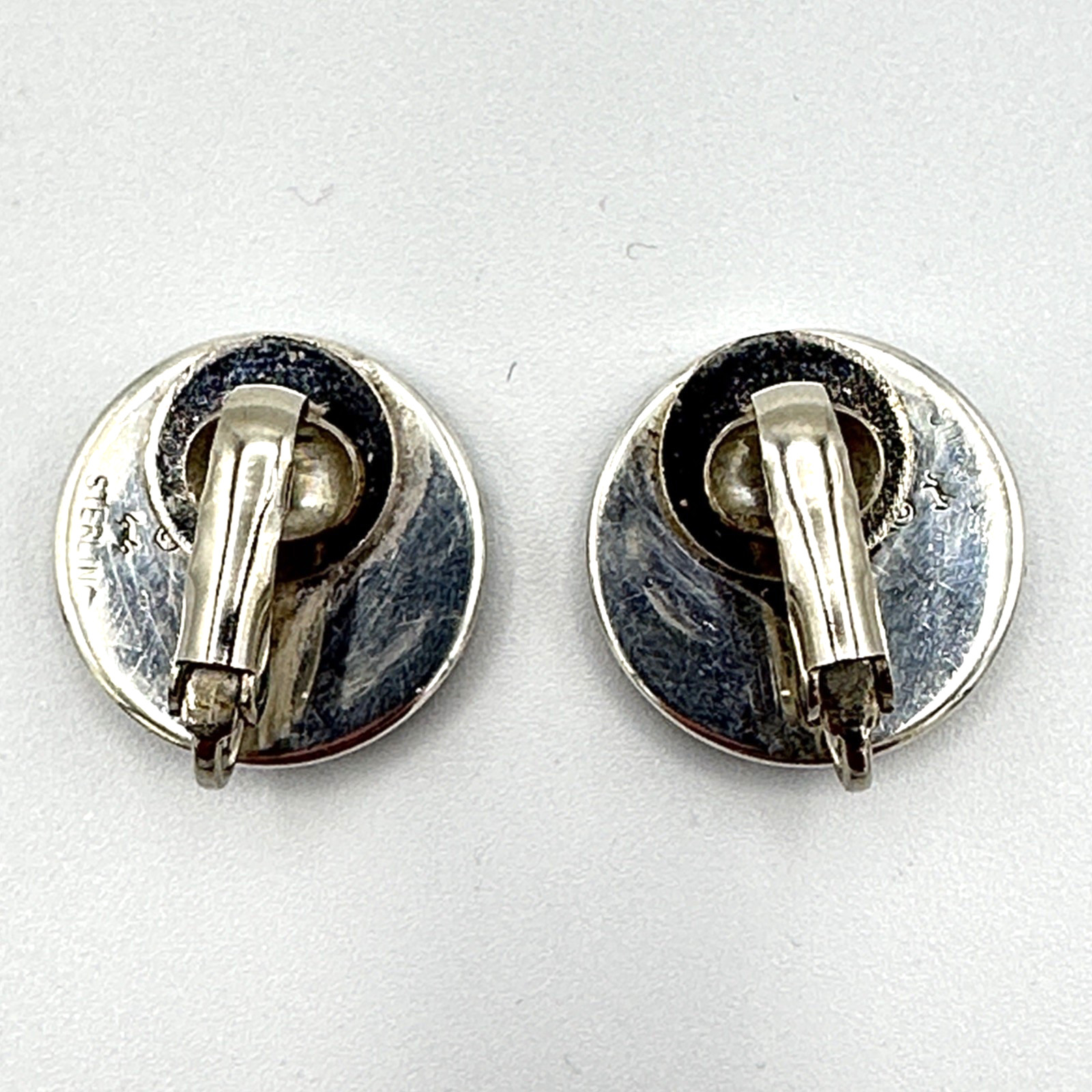 LABRADORITE vintage earrings – round blue-flash gray stone signed 3/4″ clip-ons