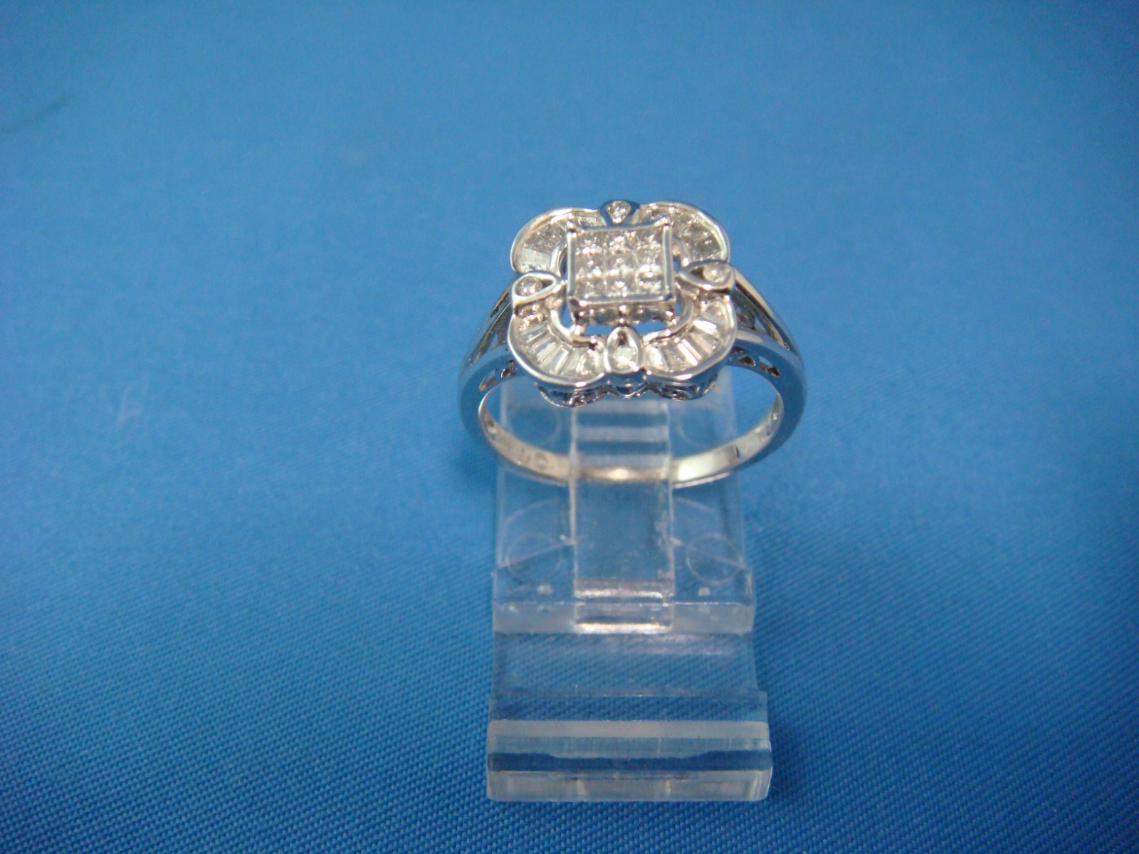 14 KT. NATURAL PRINCESS AND BAGUETTE DIAMONDS LADIES RING 3.2 GRAMS SUIZE 7