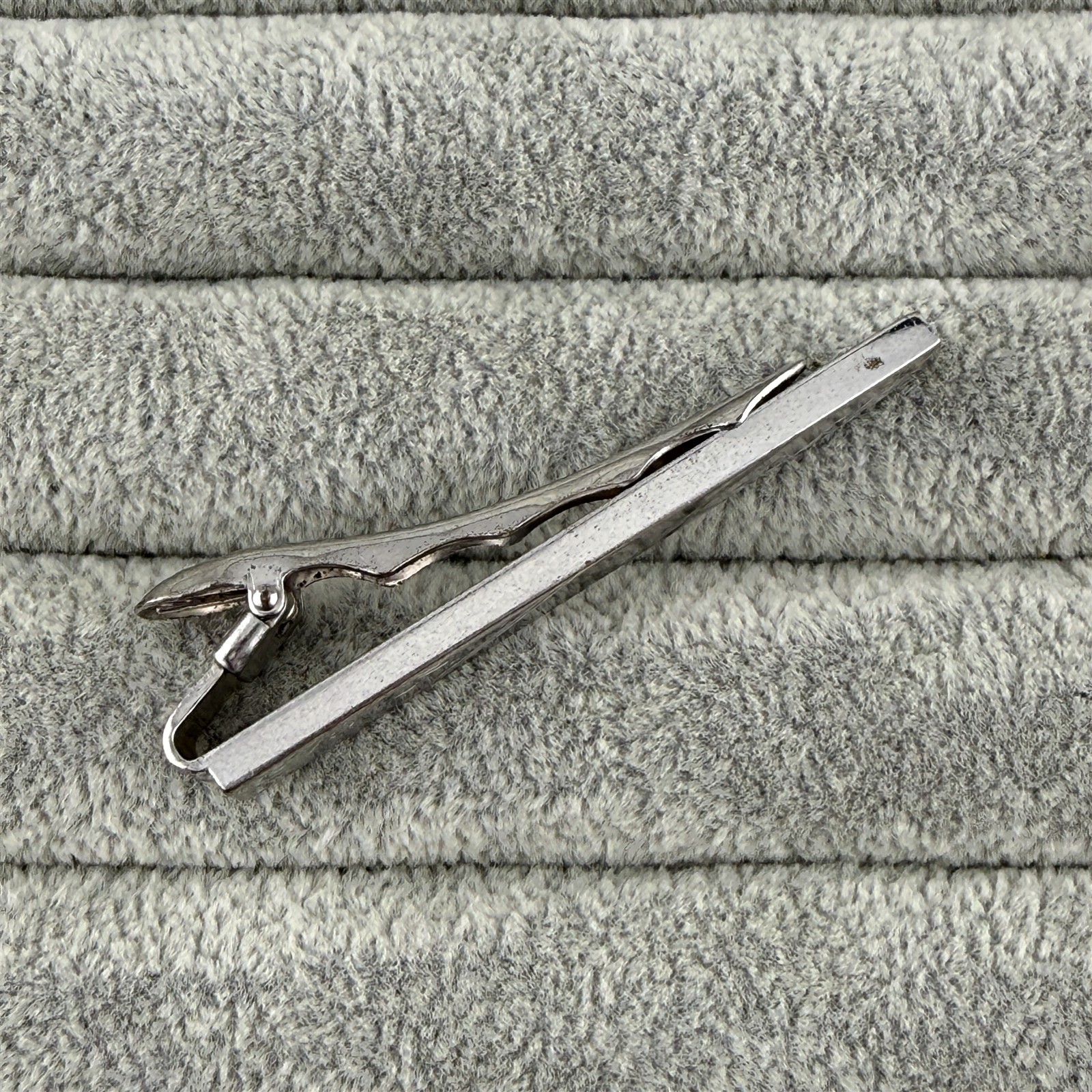 Vintage 1960s Anson Engraved Scroll Work Silver Tone 2.25″ Tie Bar Clip #65026
