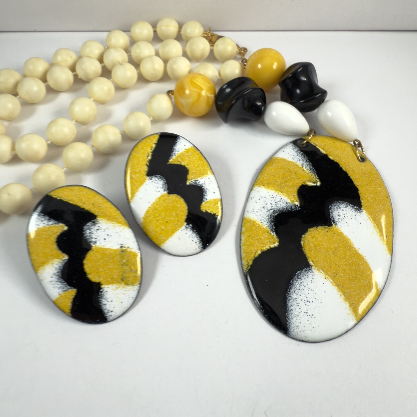 VTG Yellow White Black Enameled Metal Plastic Beaded Necklace & Pierced Earrings