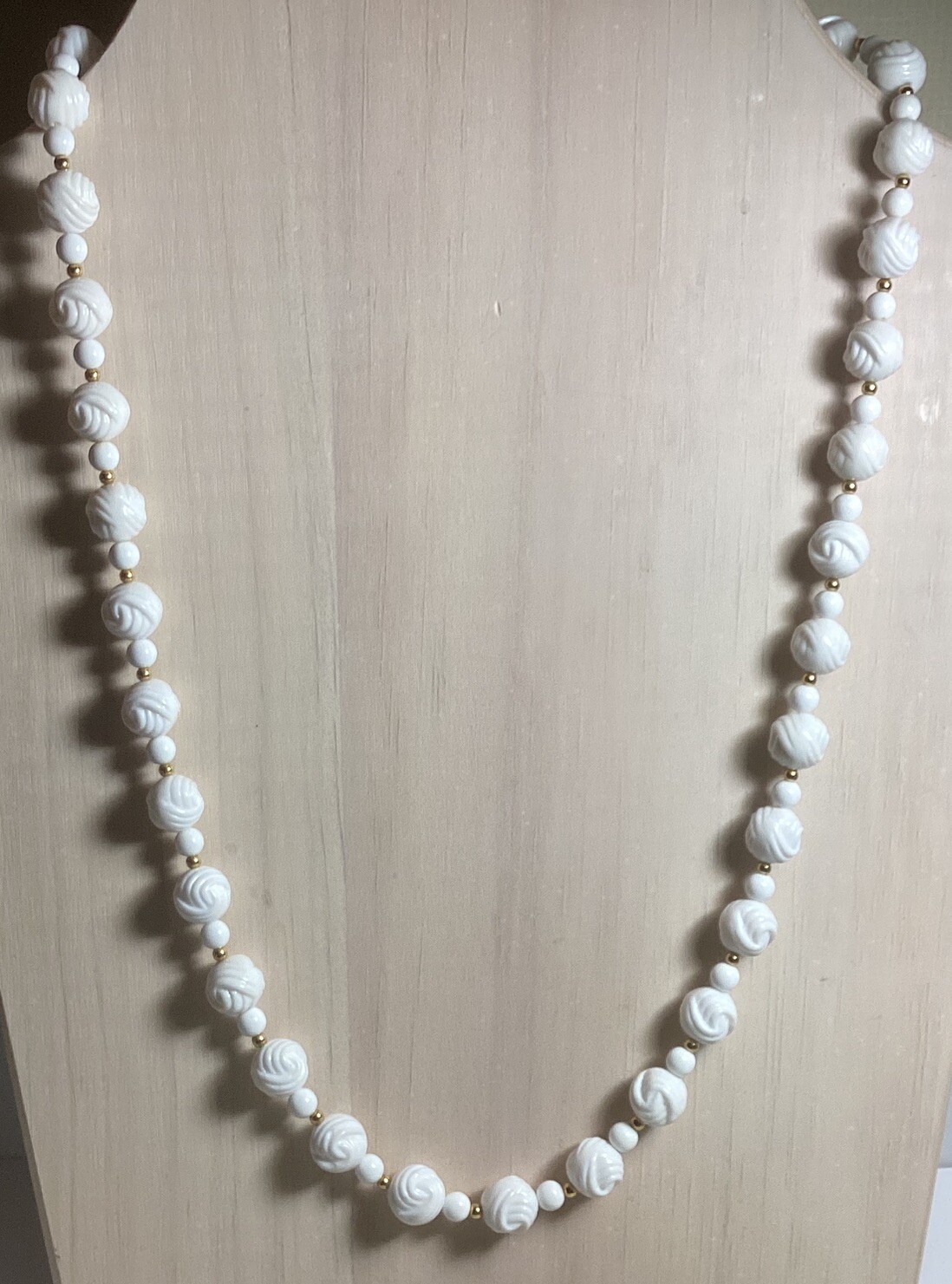 VINTAGE 29 1/2” WHITE WITH GOLD ACCENT BEADS NECKLACE BEADS SHAPED LIKE KNOTS