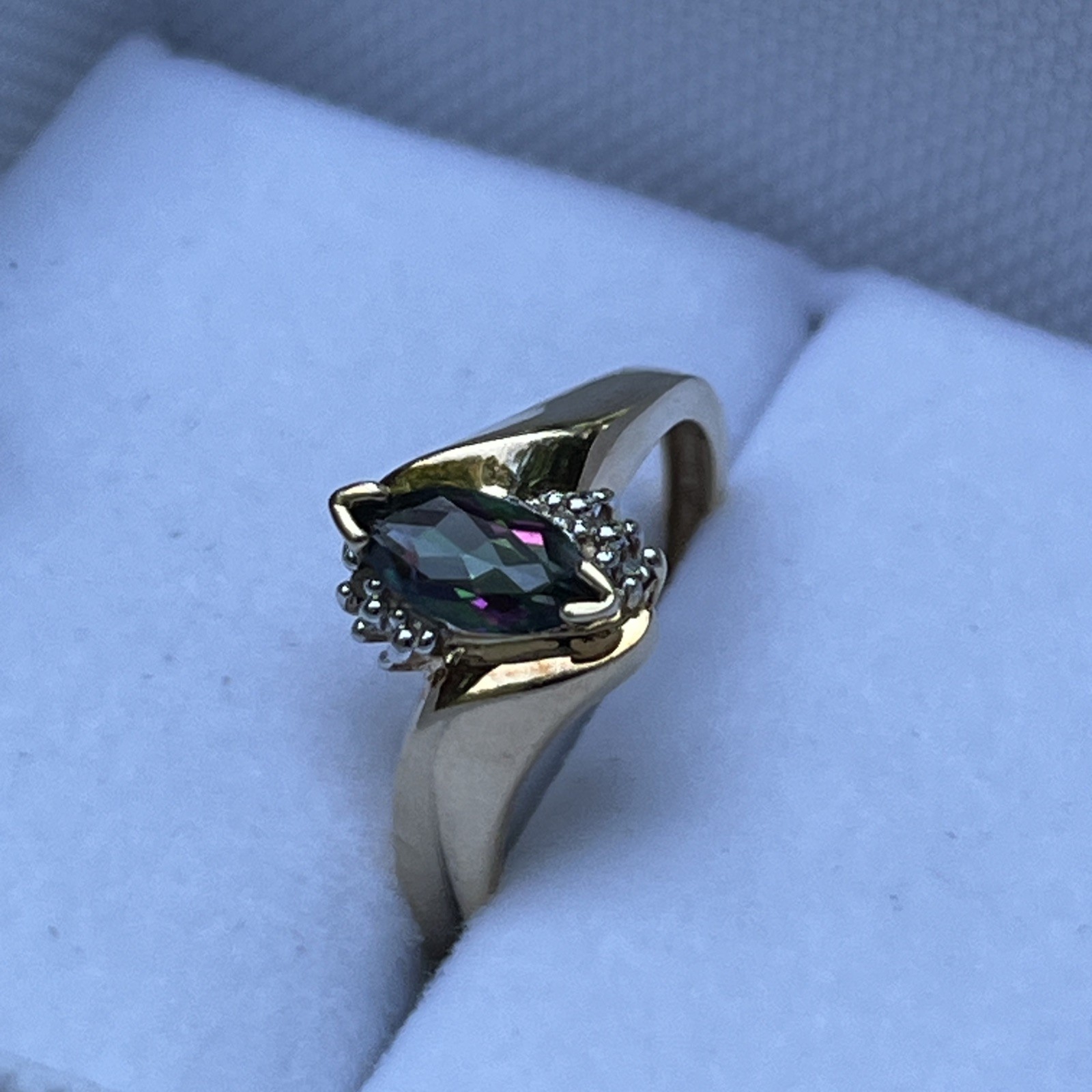 10k Solid Yellow Gold with Mystic Topaz Accent Ring Size 7; 2.4 grams, gorgeous