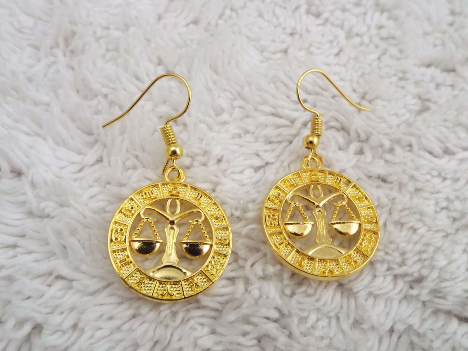 Goldtone Zodiac Libra Scales Pierced Earrings (B43)