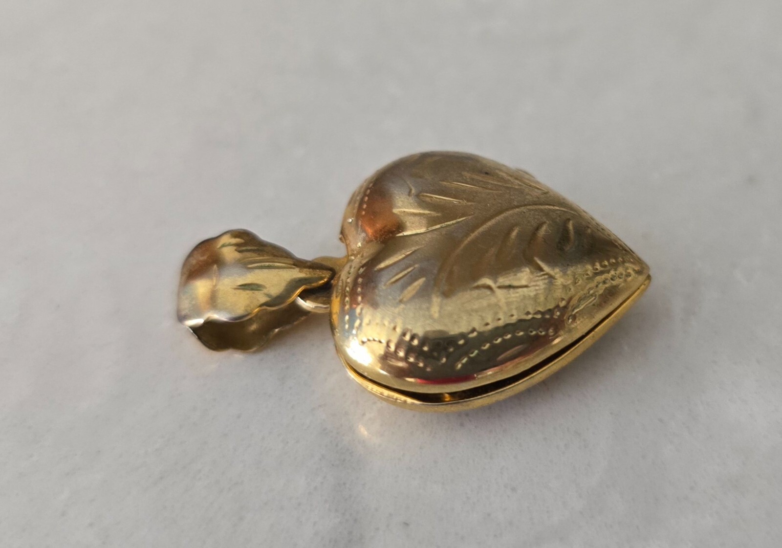 GOLD STERLING SILVER PUFF HEART LOCKET ETCHED DESIGN STAMPED 925, 3 GRAMS, 20 MM