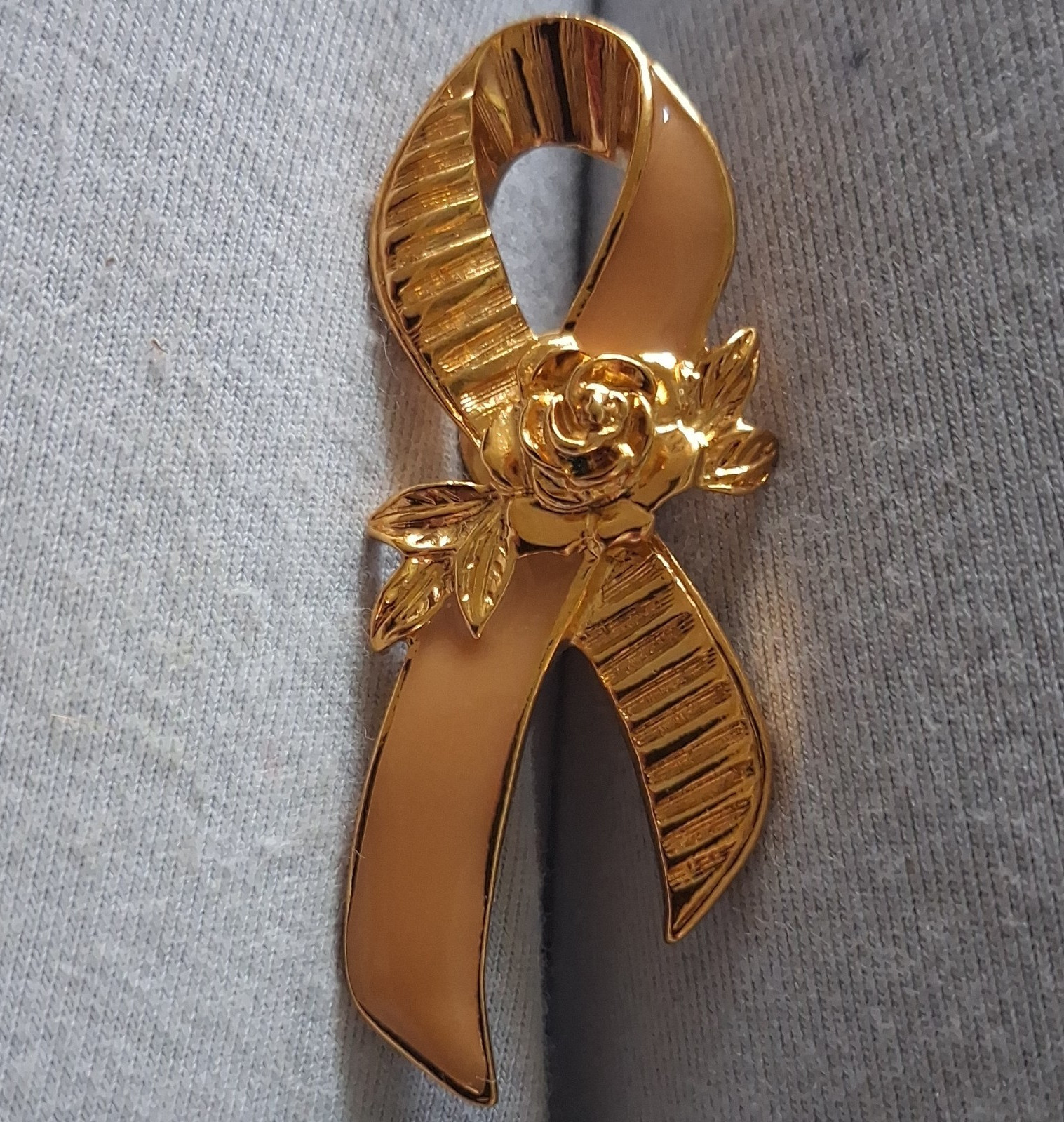 Avon Signed Gold Tone Awareness Ribbon Rose Flower Pin Brooch Clutch Back