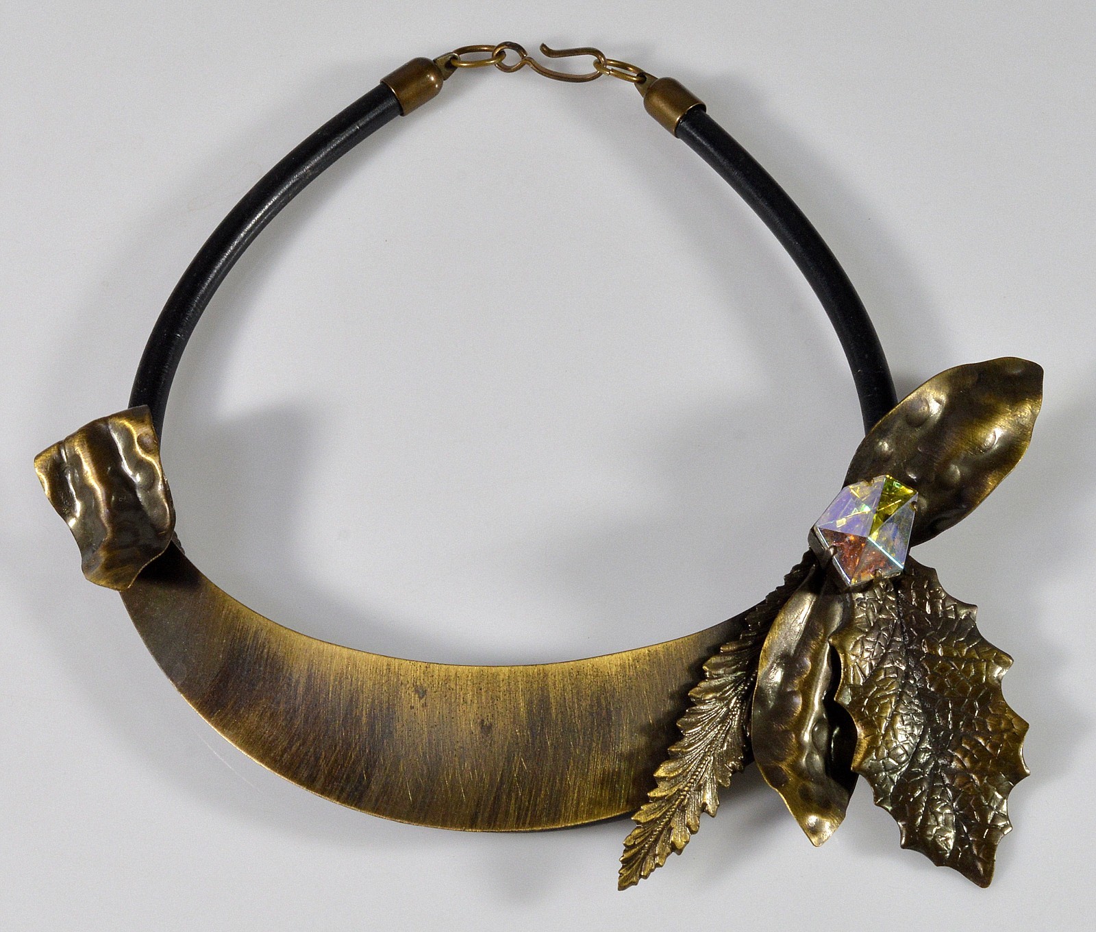 LARGE ARTISAN HAND TINTED EMBOSSED BRASS NECKLACE C.1950
