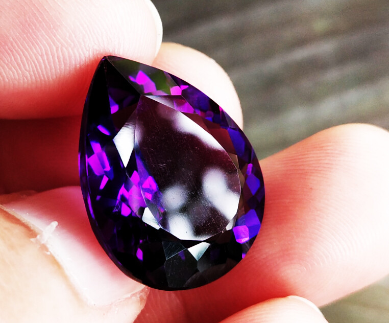 20.50cts. 21x17mm. PAER BEST PURPLE AMETHYST EXCELLENT CUT, GREAT FIRE!