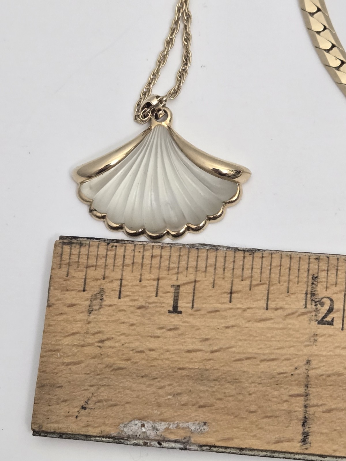 Vtg Avon Gold Tone & White Frosted Lead Crystal Shell 18” Necklace & Extra