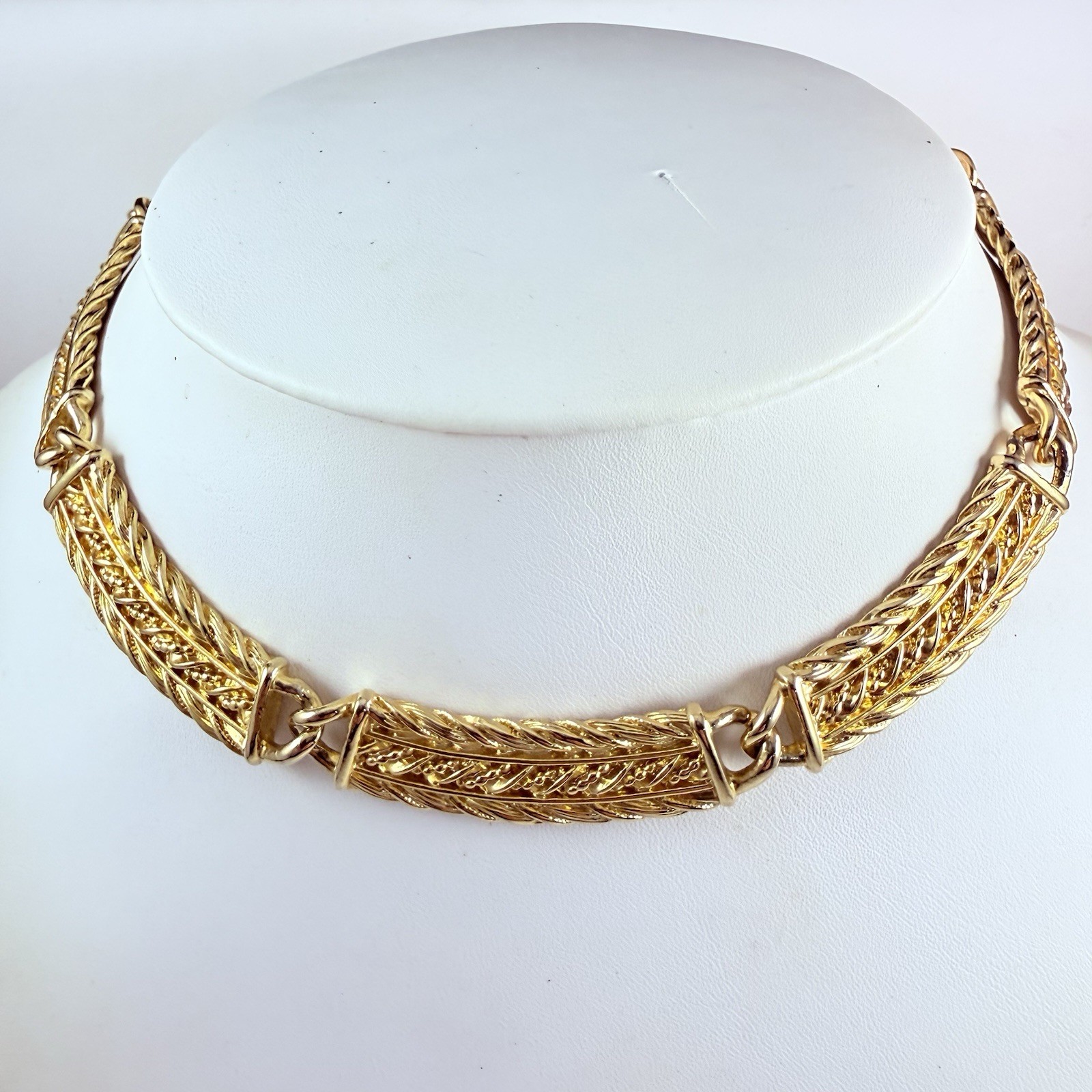 GIVENCHY Paris New York Gold Tone Etruscan Collar Necklace GG Logo Clasp 15.5″