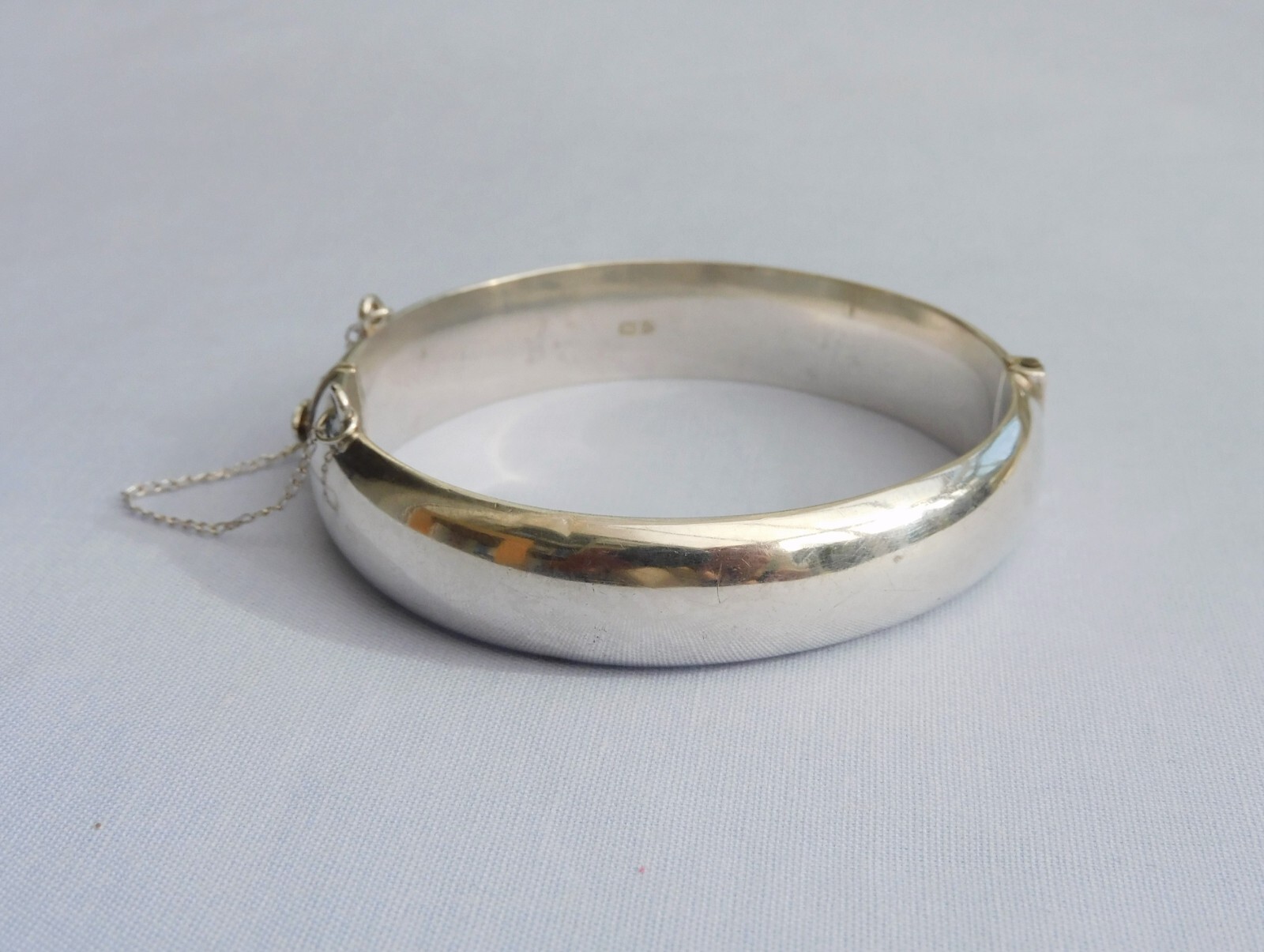 CPS BIRMINGHAM 1966 HALF ENGRAVED SOLID STERLING SILVER HINGED FLORAL BANGLE