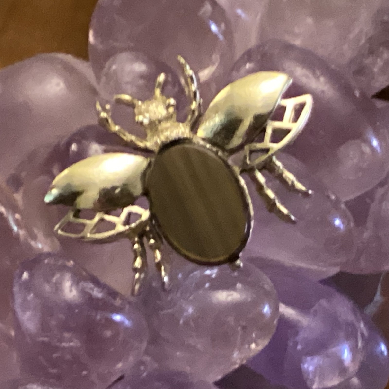 Vintage Estate Goldtone & Wood Grain Design Flat Cab Bead Bee Brooch