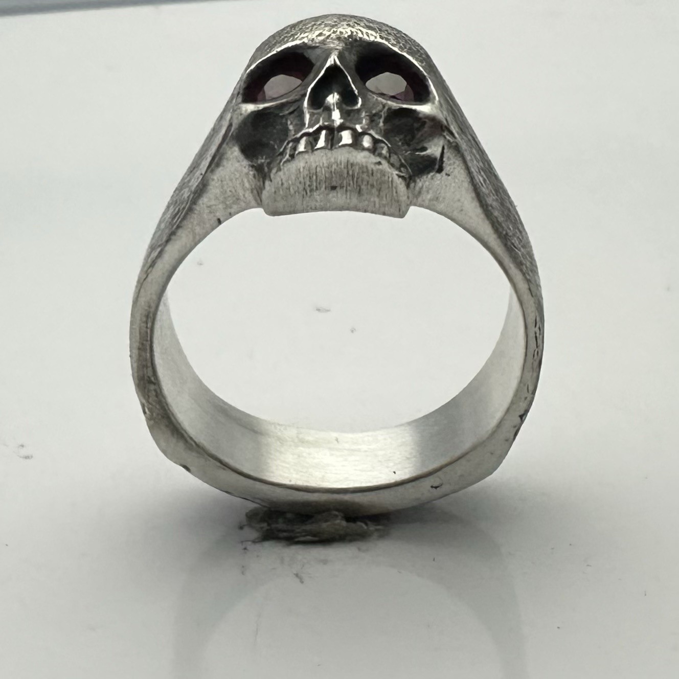 MJG STERLING SILVER KR SKULL RING. /ruby eyes. SZ 10. 18 GR. STREET FINISH