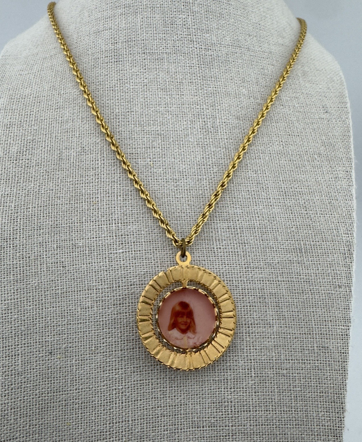 Vintage 70’s Photo Locket Holder Double Sided Spinner Pendant Necklace Gold 24″