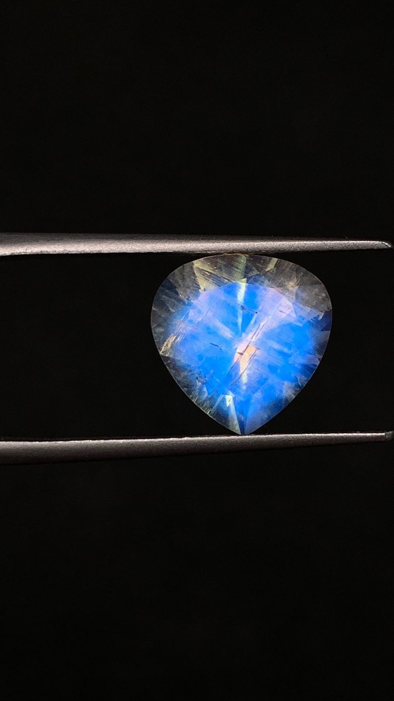 AAAAAAAA Mazing Blue Fire Rainbow Moonstone Heart Shape Faceted Cut Size 11 mm