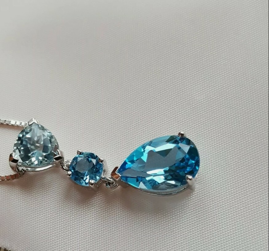 FINE WOMENS BLUE TOPAZ 1OK WHITE GOLD 3 STONE PENDANT W/14K GOLD CHAIN. NECKLACE