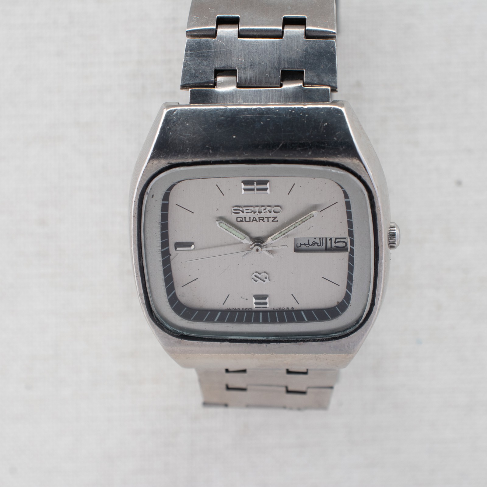 Vintage Seiko SQ Quartz Men’s Watch 8223-5080 Silver Dial, Ar En Day/Date 1989