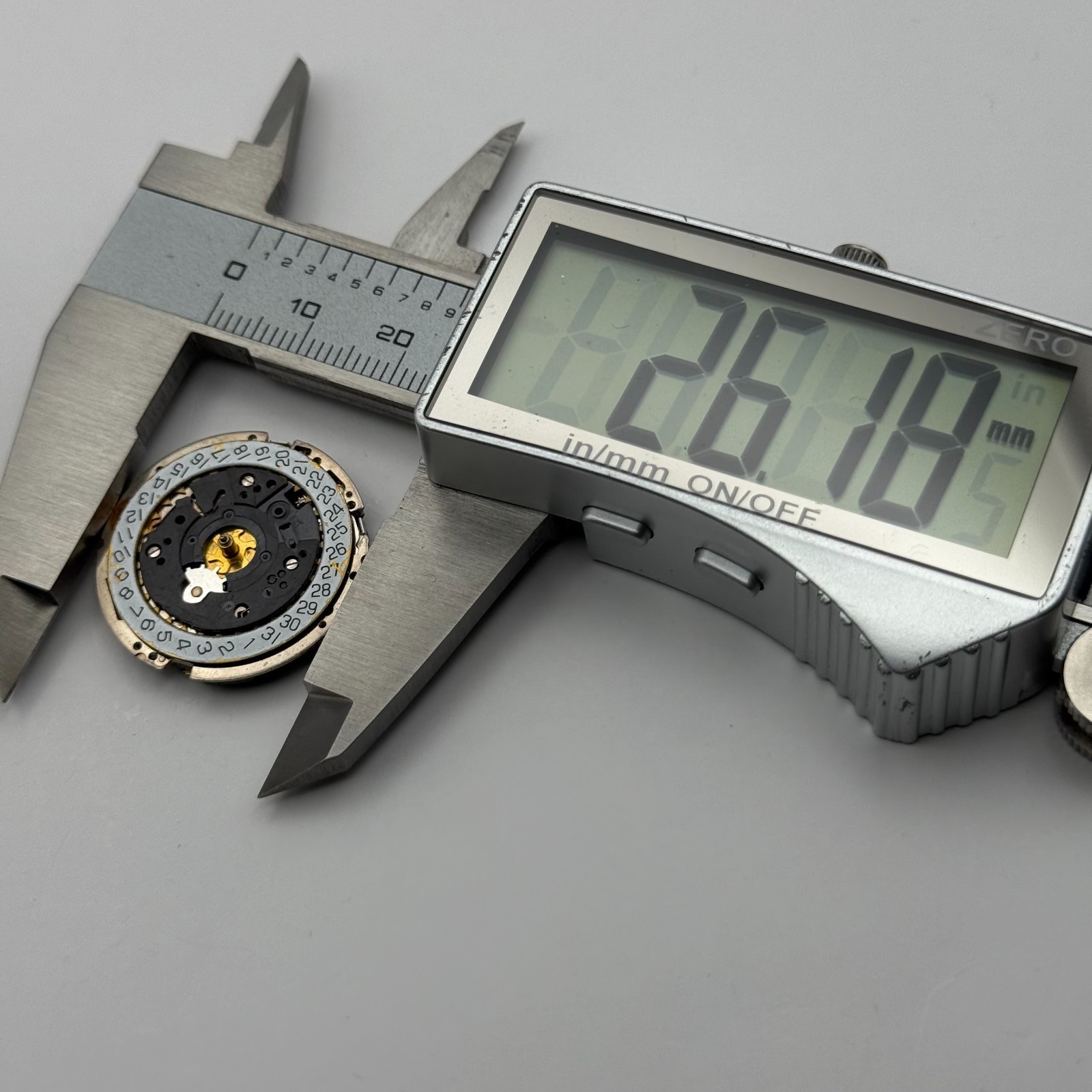 ISA 8172 Watch Movement Quartz Swiss Date 3 Jewels Vintage Parts Repair 26.1mm