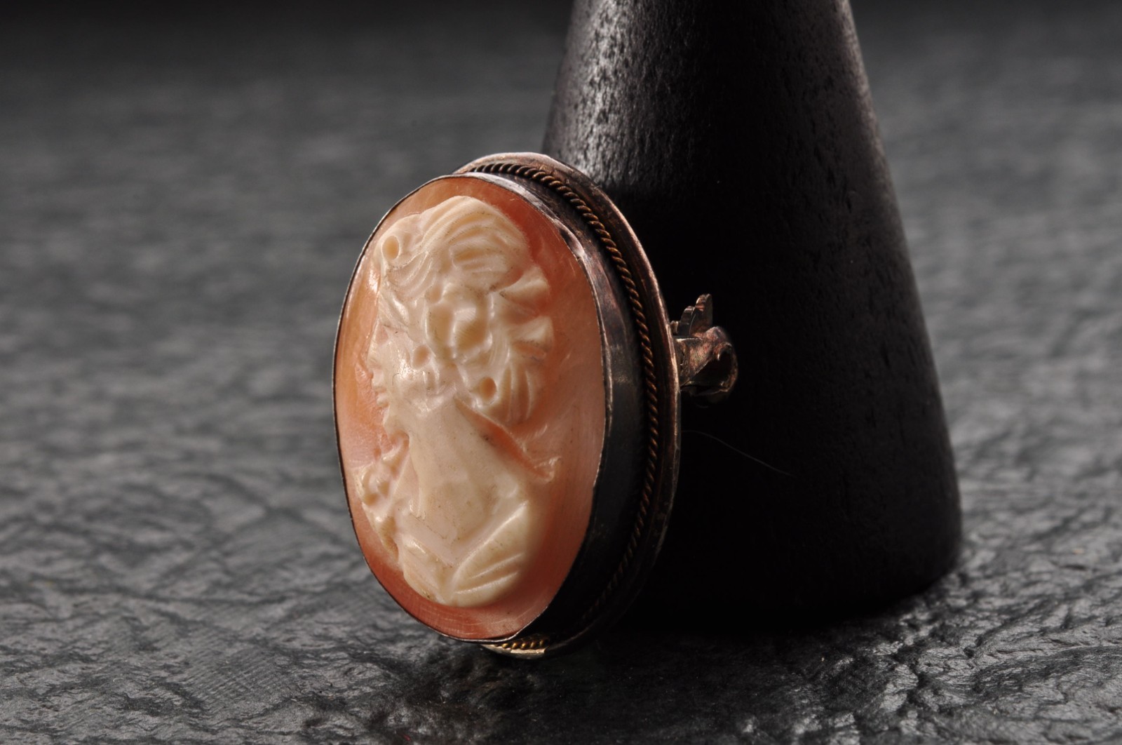 3 items vintage 925, 800 silver oval shell cameo brown and white (Total 75.5ct).