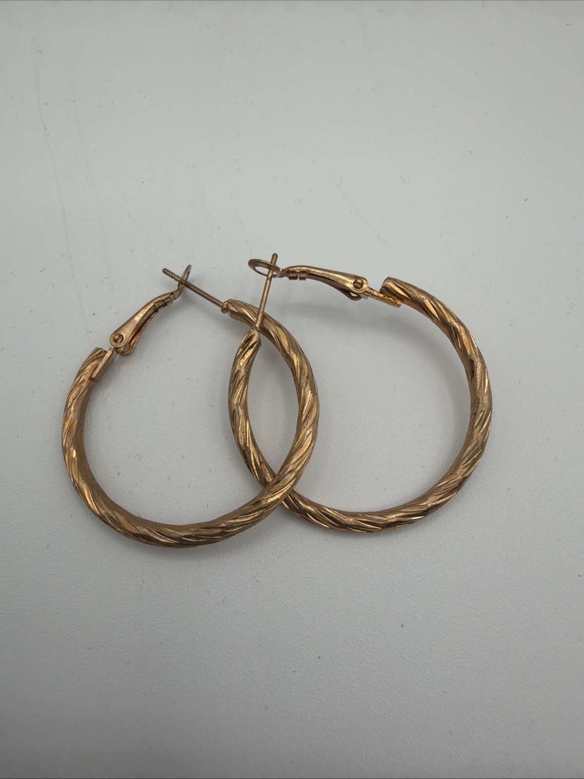 Gold Tone Twisted Hoop Earrings Textured Round 1” Classic Latch Back Pair