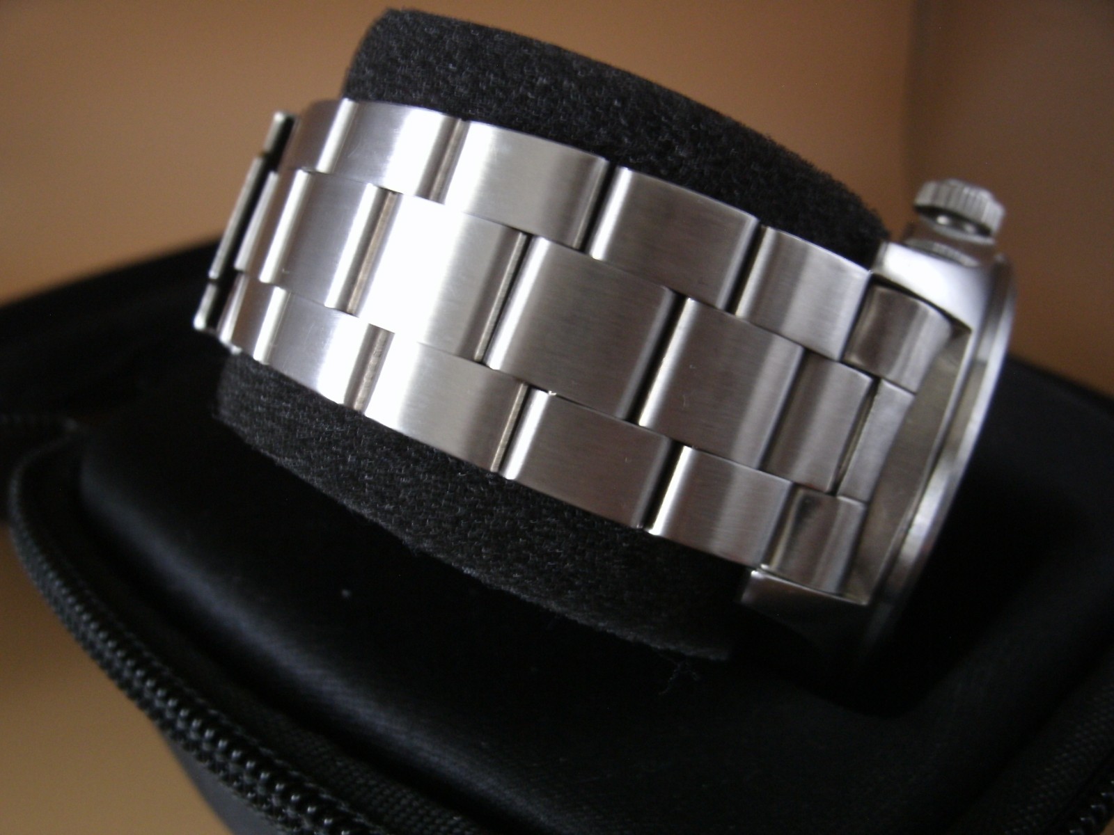 Glycine AirPilot Dual time watch, working and keeping time.