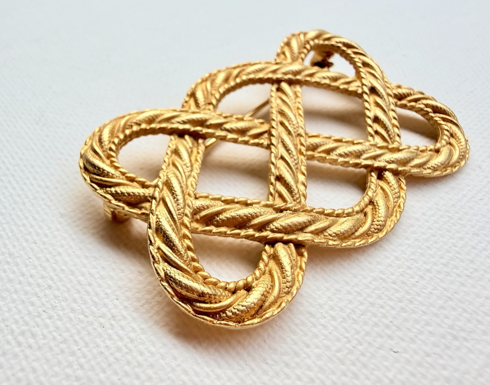 Vintage JJ Jonette 1988 Celtic Knot Brooch Gold Tone Interwoven Rope Signed