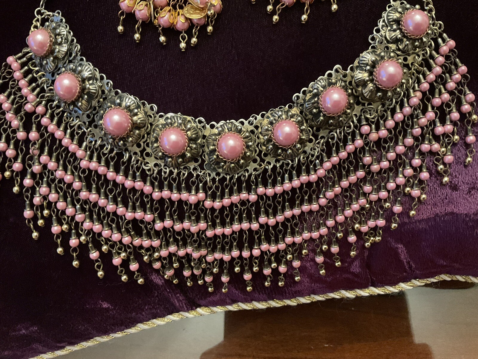 EXTRAVAGANT BEADED CORAL TONED DETAILED FRINGE LADY COLAR/EARRING SET VINTAGE FS