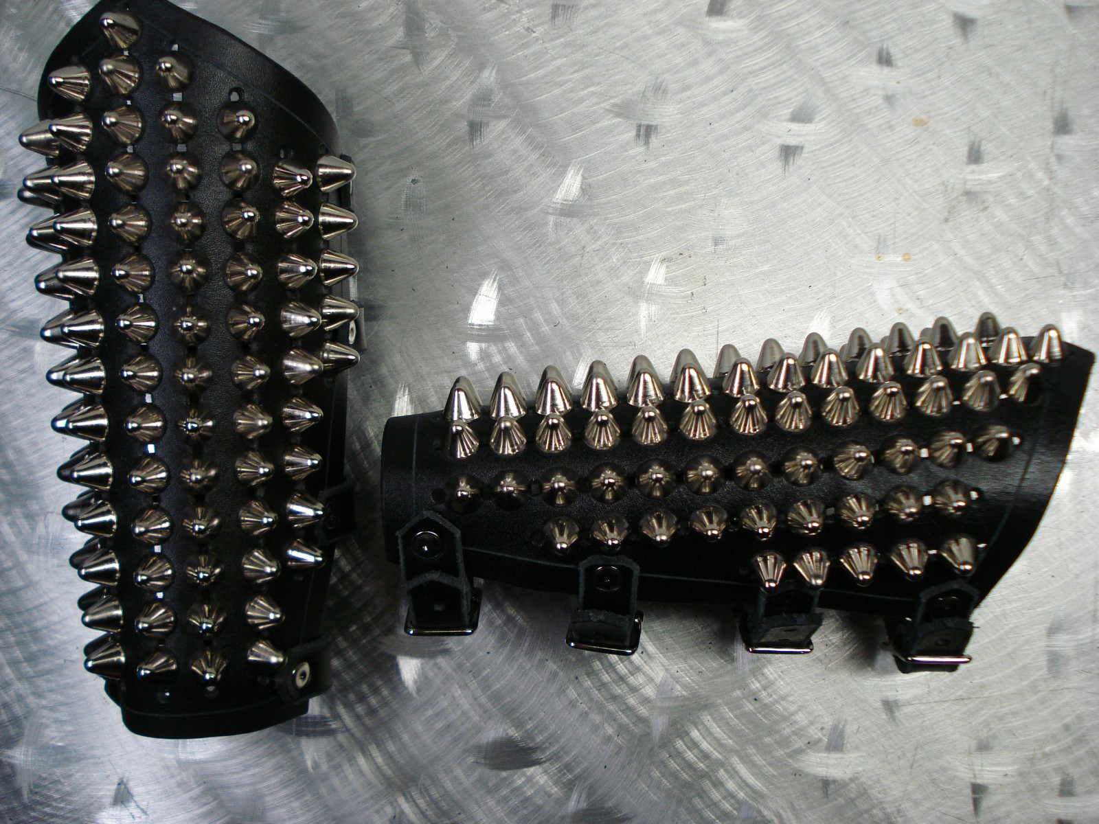 LEATHER UNISEX CONE STUDS GAUNTLETS.THRAS METAL… (MDLUG0312)….MANTAS’S