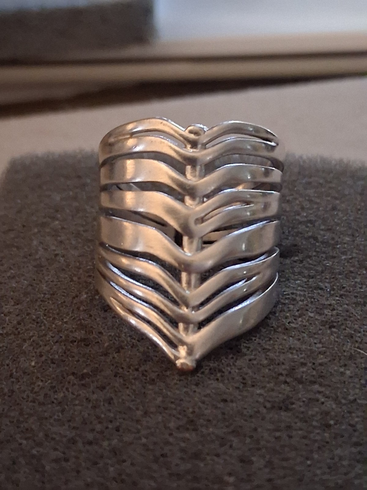 Kendra Scott Liv Ring chevron style Silver tone size 6 Adjustable