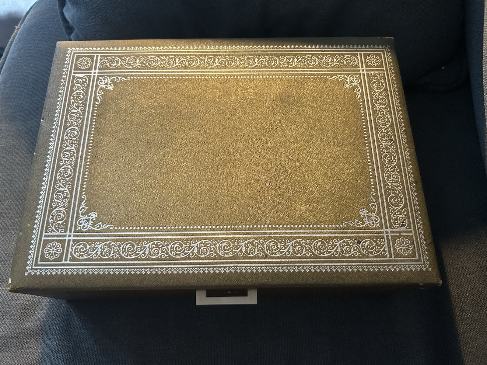 Vintage Mele Jewelry Box with 2 Tiers to Store Jewelry. In Excellent Condition