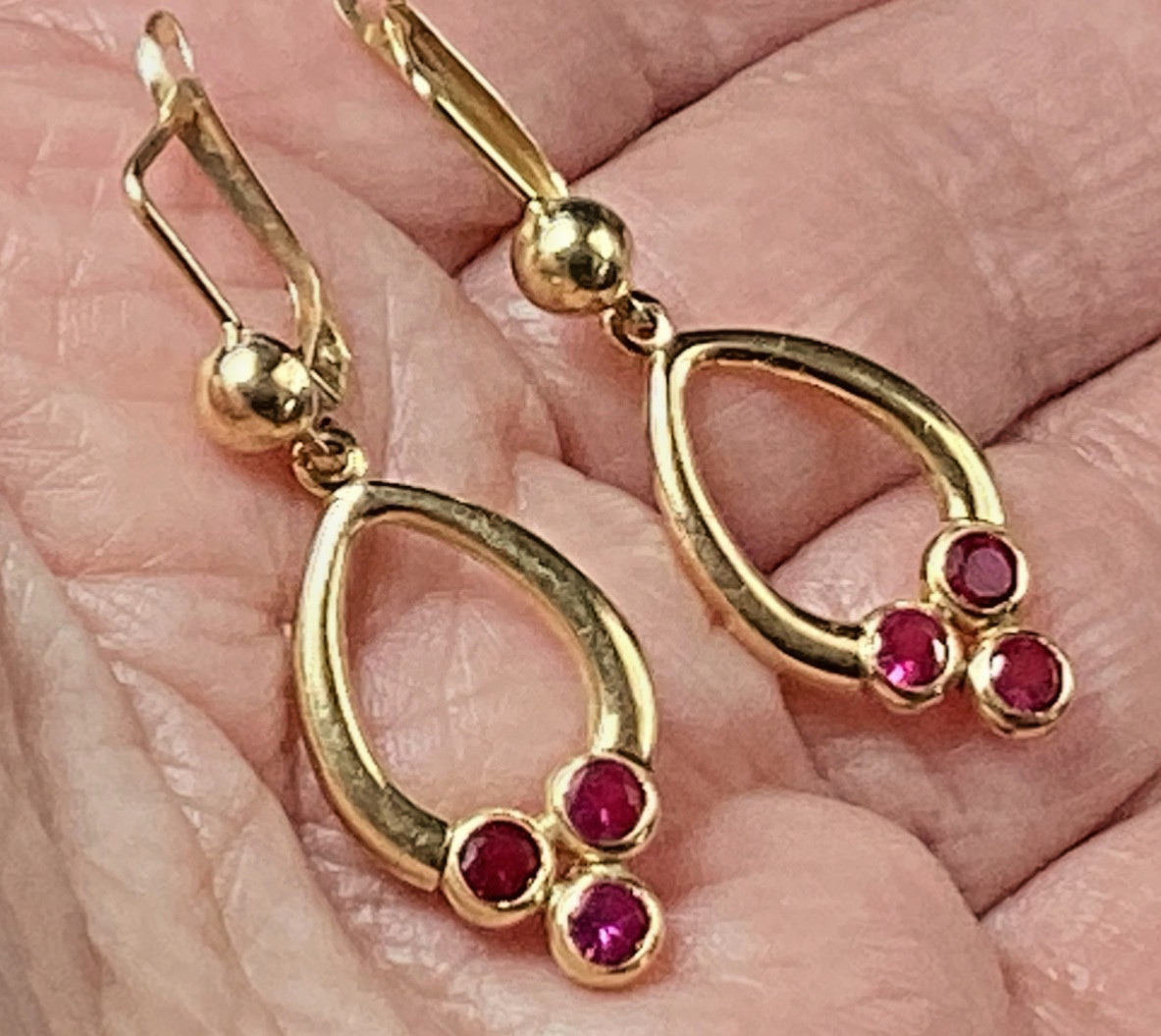 VINTAGE 18K MARKED 750 RUBY EARRINGS DROP TANGLE 1.5 INCHES LONG 3.2 GRAMS