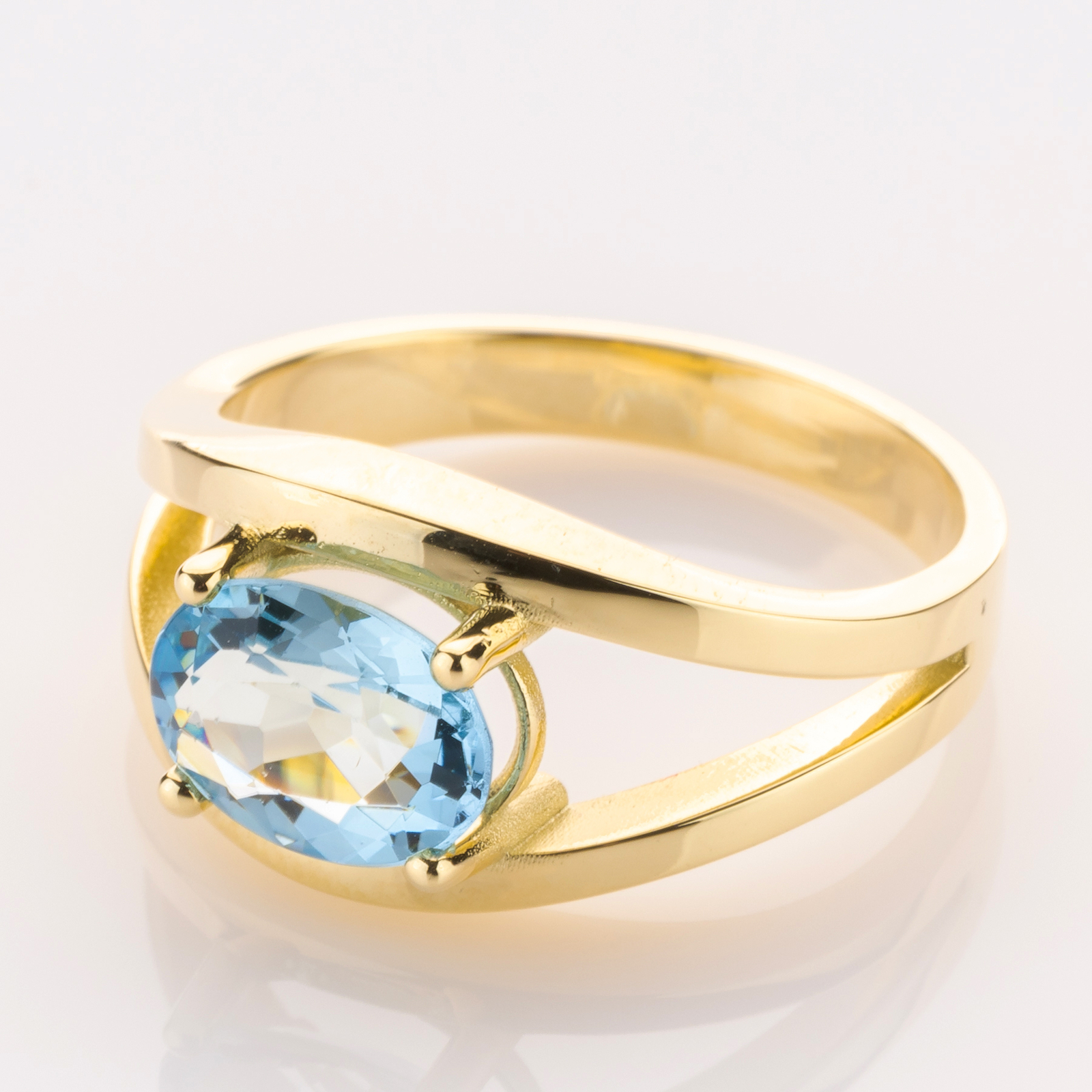 14k gold ring with an aquamarine