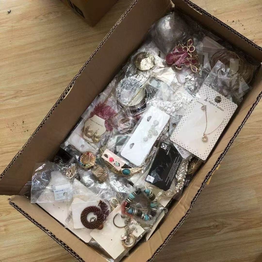 500g Random Surprise Jewelry Lot Necklaces Earrings Rings Bracelets Brooches