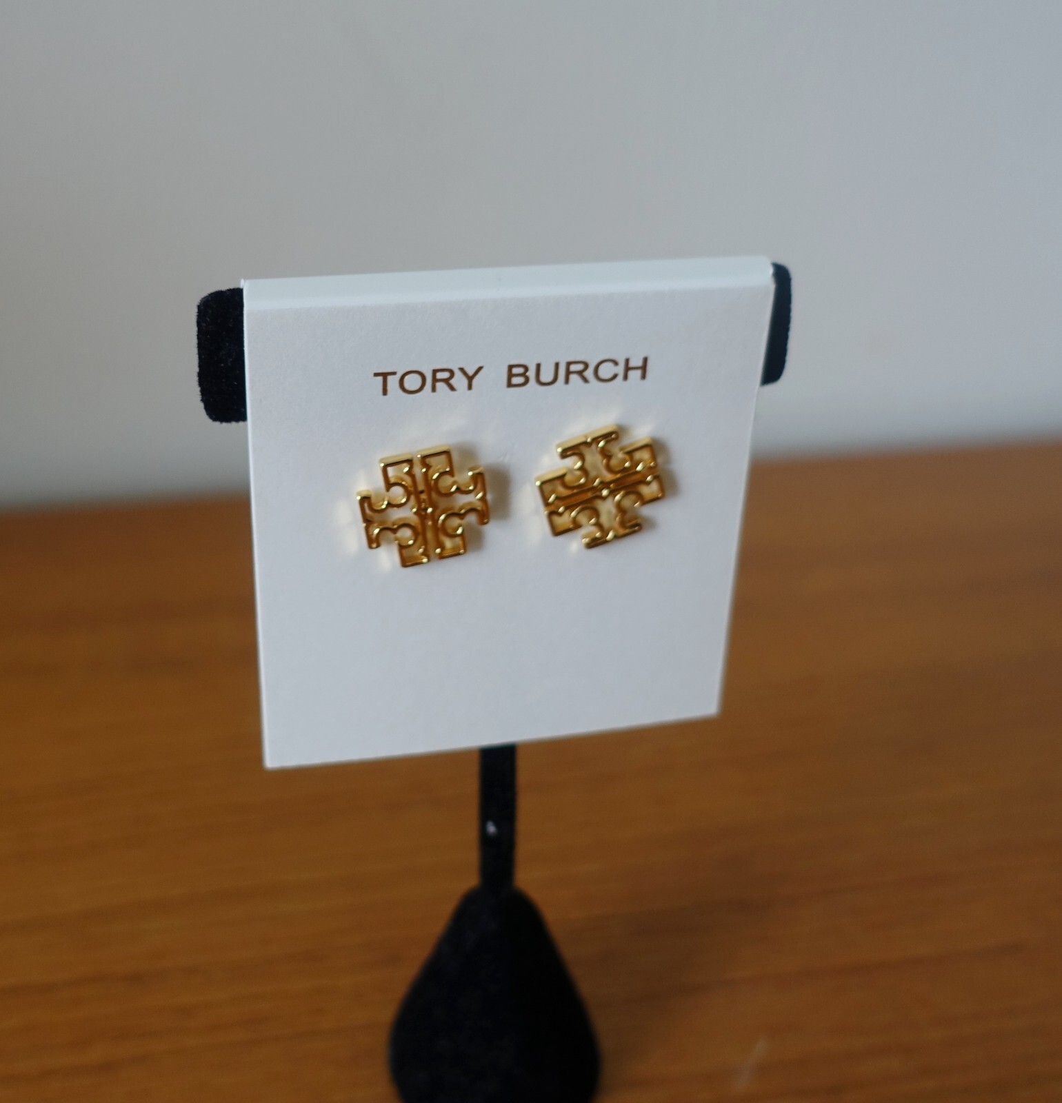TORY BURCH BRITTEN MINI ‘T’ LOGO EARRINGS IN GOLD. NEW