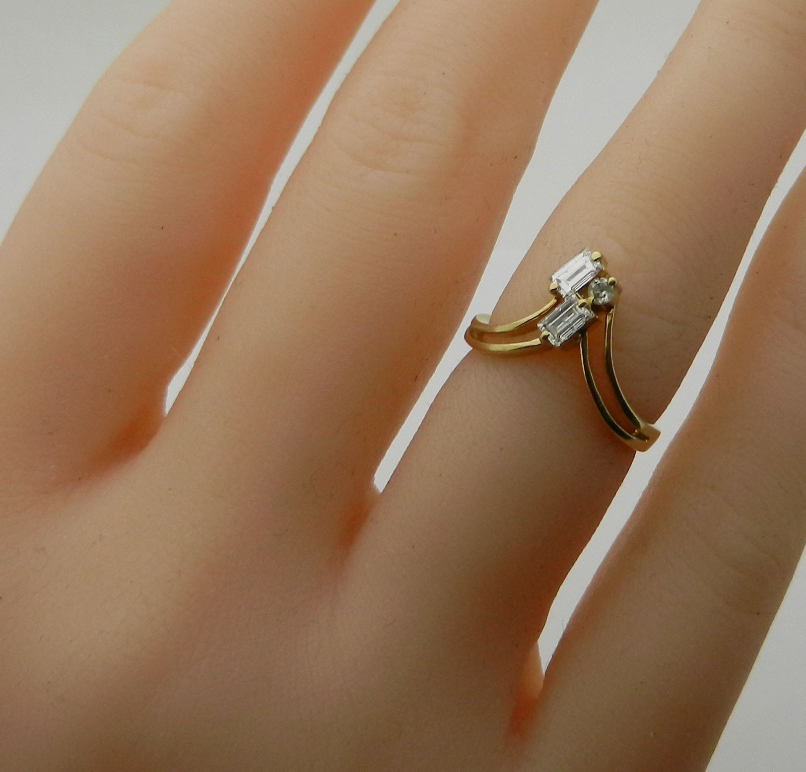 Solid 14k Gold Chevron V shape Natural Diamonds Ring size 4.75