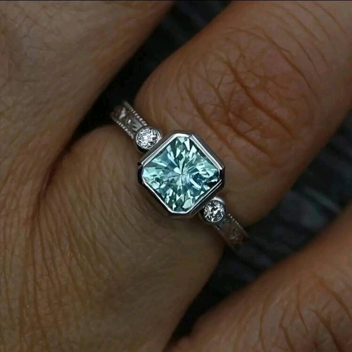 Silver-Plated Zinc Ring Green Square-Shaped CZ Size 5