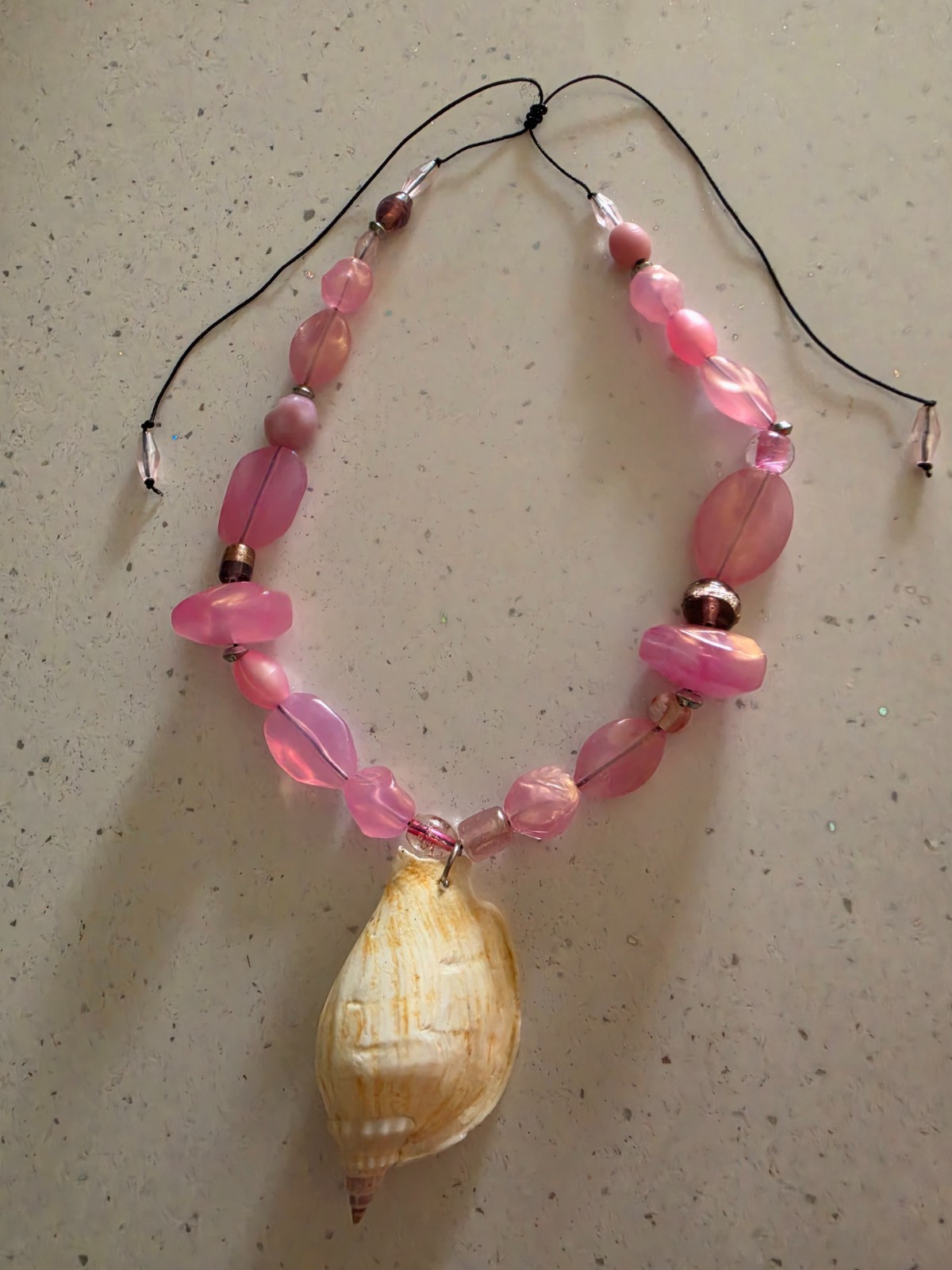 Collar veraniego confeccionado en hilo chino con largo ajustable en tonos rosa