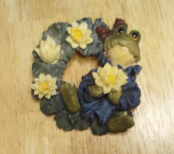 Green Frog with Yellow Flowers Wreath Resin Pin 2.25 Inch