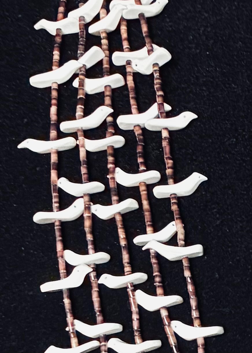 EXQUISITE VINTAGE WHITE DOVE MOTHER OF PEARL BIRD 5 STRAND HEISHI SILVER 28″ FET