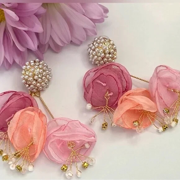 Anthropologie pearl flower earrings ✨✨✨ with beautiful gift packaging 🎁