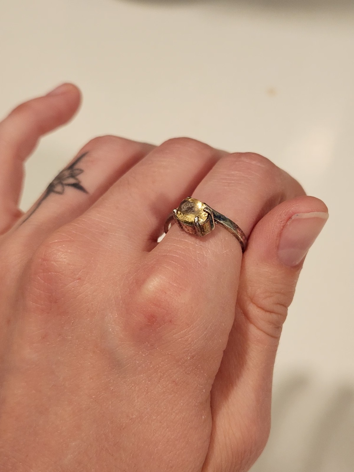 925 Silver Ring With Yellow-Green Stone / Slightly Damaged