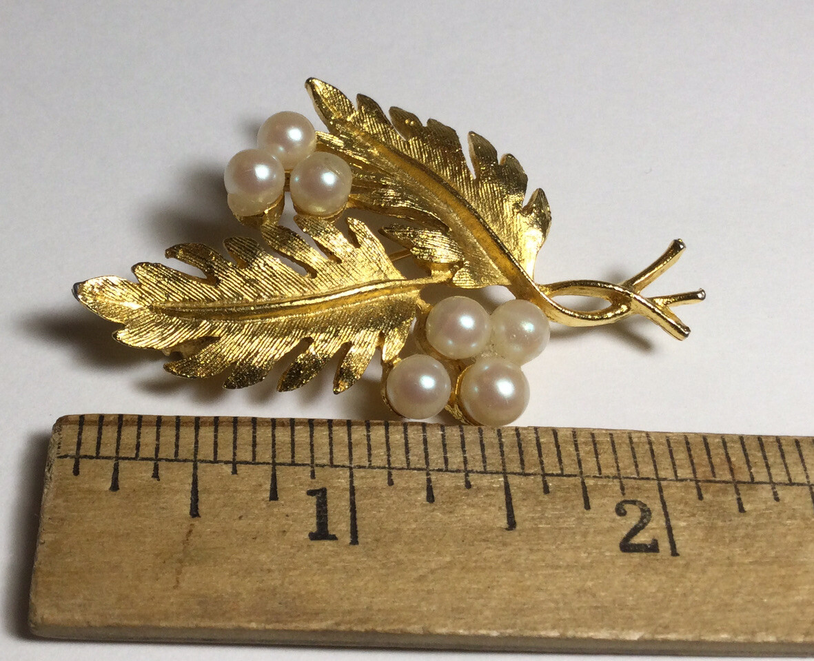 PRETTY SIGNED D.F.A. LEAFY FAUX PEARL CLUSTER BROOCH GOLDTONE