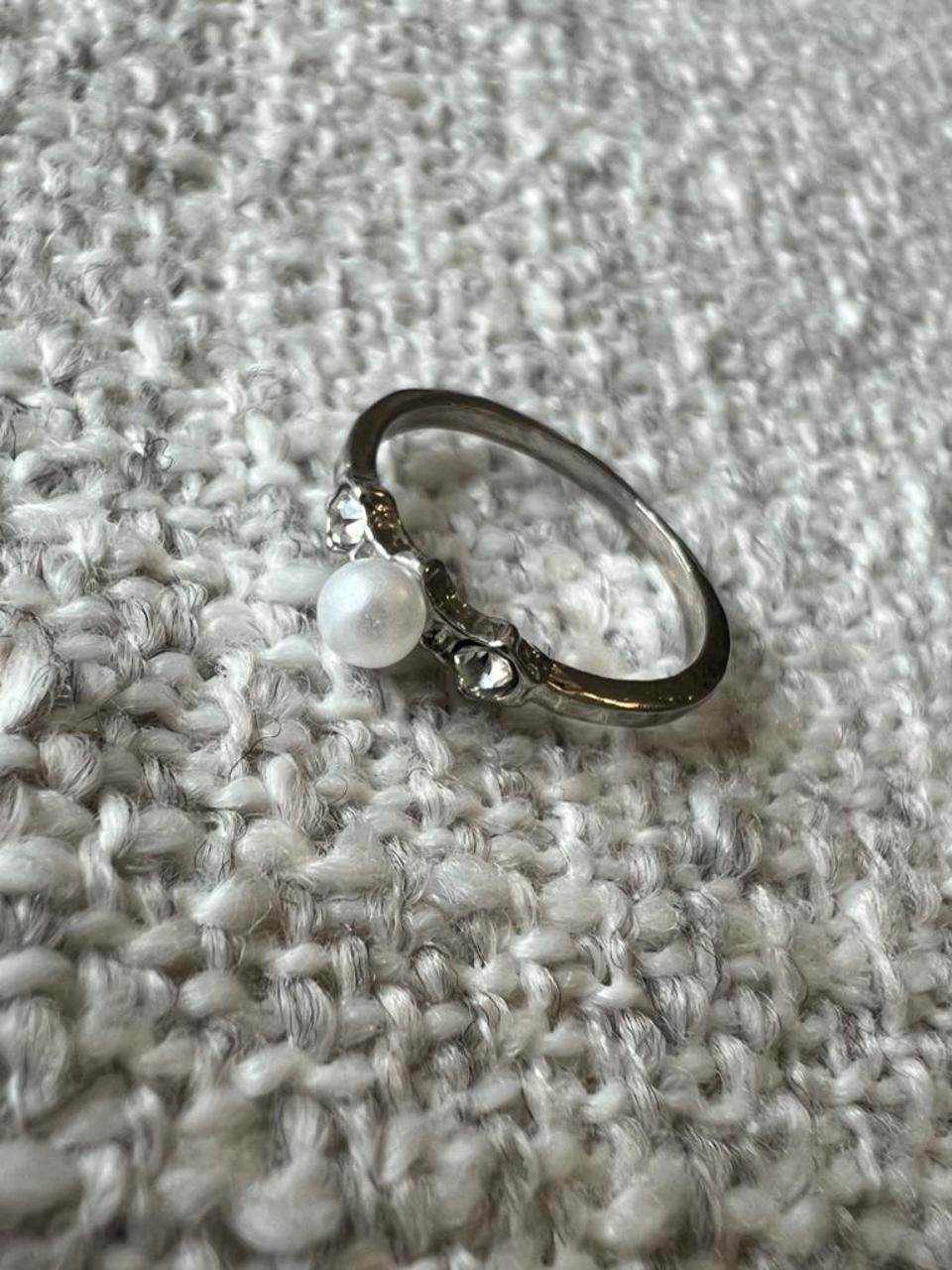 Women’s Silver Tone and Solitaire Faux Pearl Ring