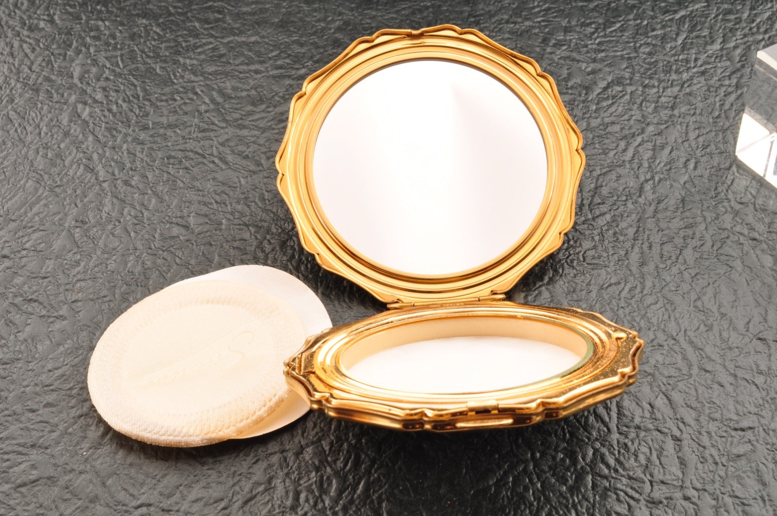 Near mint, England brand “Wedgwood” powder compact and LIP VIEW blue and blue.