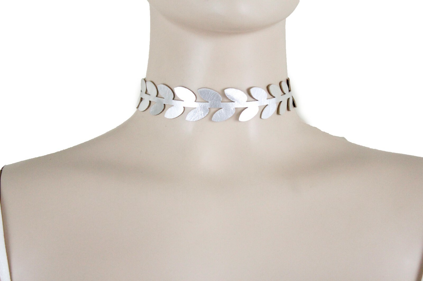 Women Fashion Jewelry Choker Necklace Metallic Silver Faux Leather Leaf Fabric