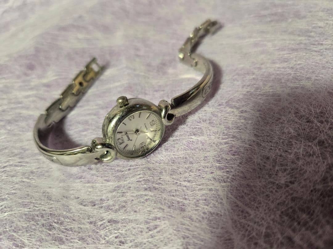 Four watches, including some junk items: SEIKO, GALAXY, Courreges, etc.