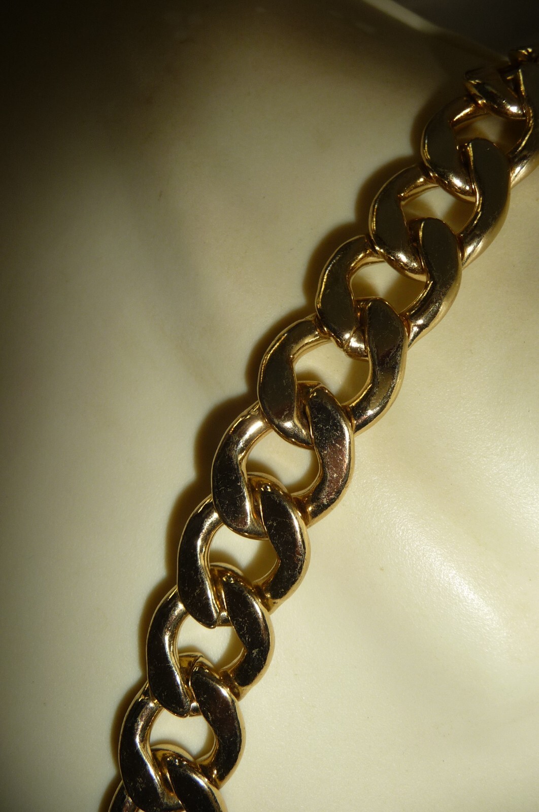 A#918X vtg NECKLACE 9″L HEAVY GOLD TONE LINKS 1/2″ W