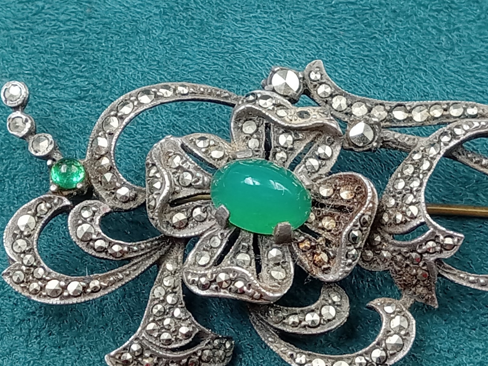 Silver Jewelry Pin w Marcasite & Chrysoprase Gemstone Setting: 2.25″ x 1.4″, 11g