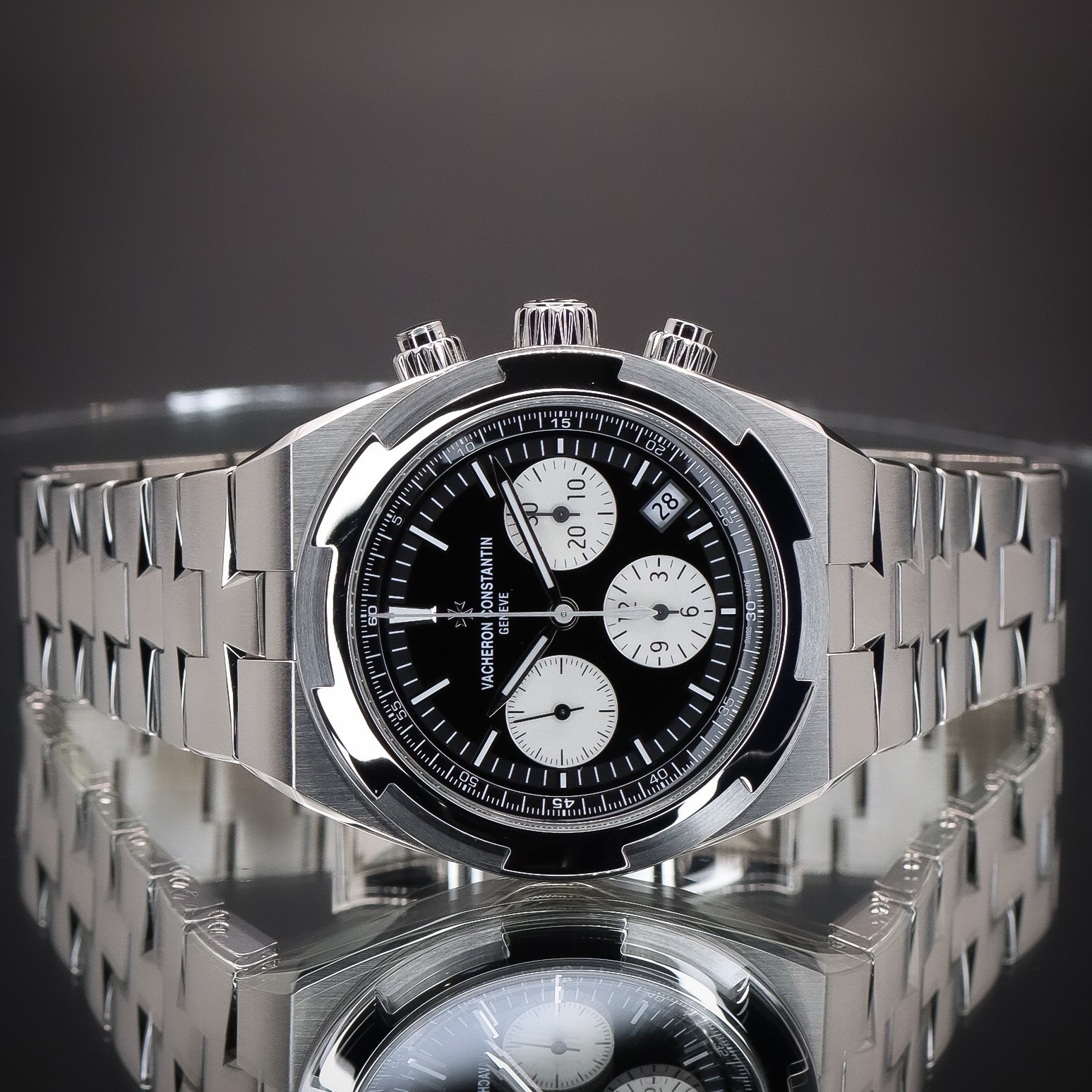 VACHERON CONSTANTIN Overseas Chrono “Reverse Panda” | Ref. 5520V/210A-B481 FS