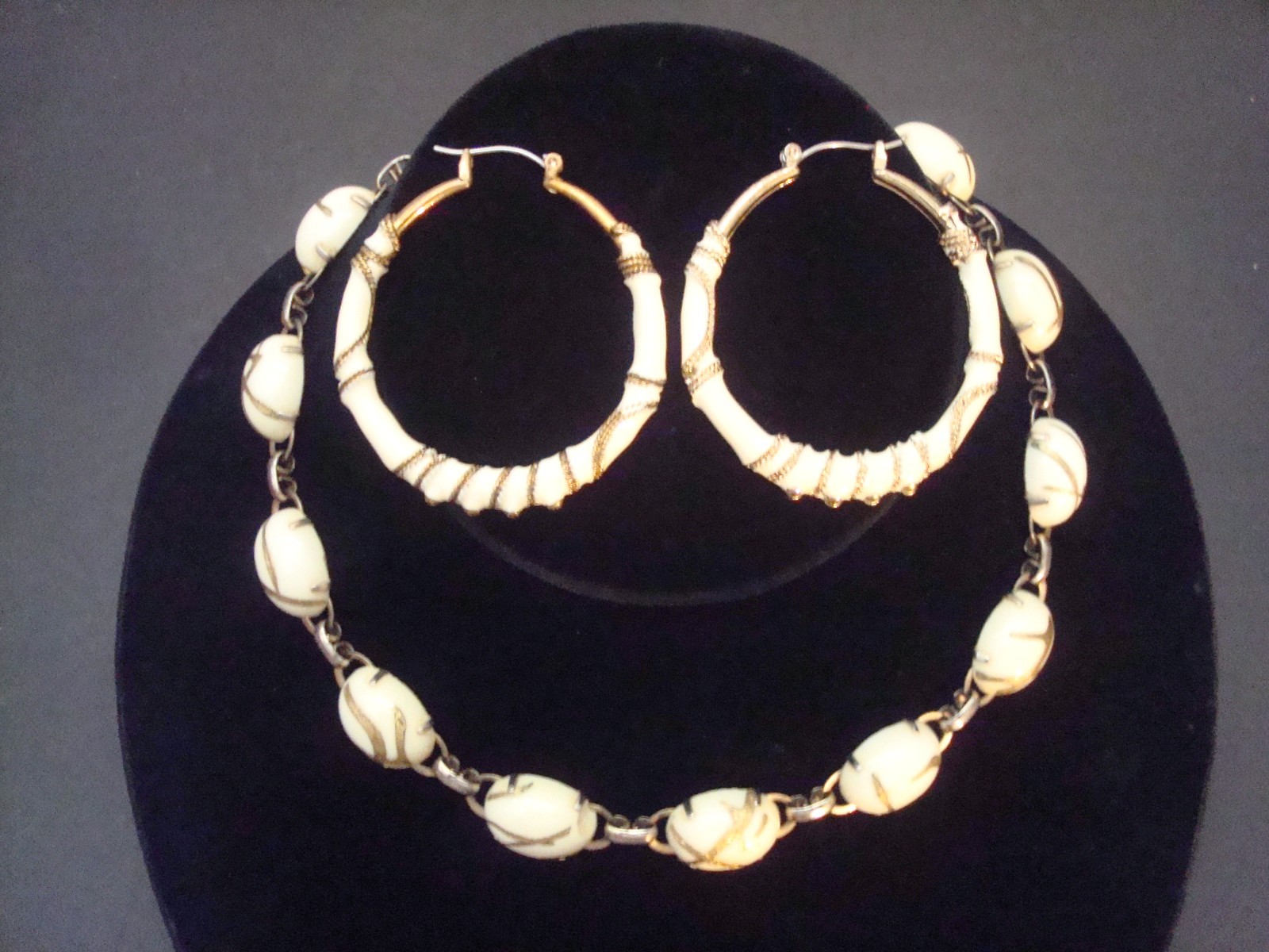 VINTAGE, SET NECKLACE & POST HOOP LARGE EARRINGS CREAM/BEIGE GOLD ACCENT PERFECT