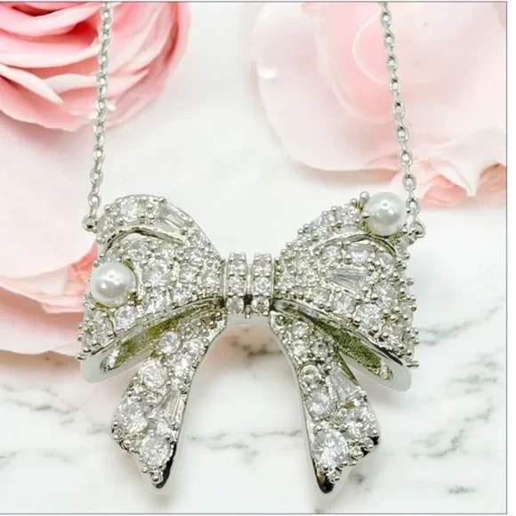 KENDRA SCOTT Krista Silver Bow Short Pendant Necklace in White Mix